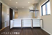 【キッチン収納】キッチンのリビング側に扉付きの収納付き！デッドスペースになりやすい部分が収納になっているのはうれしいです