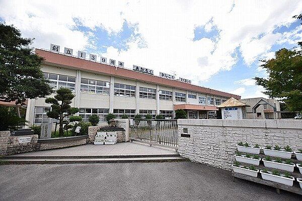 石谷小学校【鹿児島市立石谷小学校】は、石谷町に位置する1878年創立の小学校です。令和4年度の生徒数は503人で、20クラスあります。校訓は「あかるく　かしこく　たくましく」です。 2550m