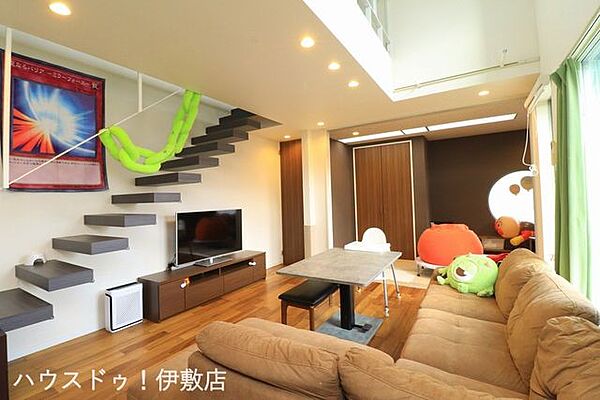 【リビング】吹抜付きで開放感のあるリビング！