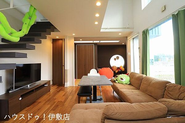 【リビング】リビング15.4帖と和室5帖の合わせて20.4帖の広々空間！