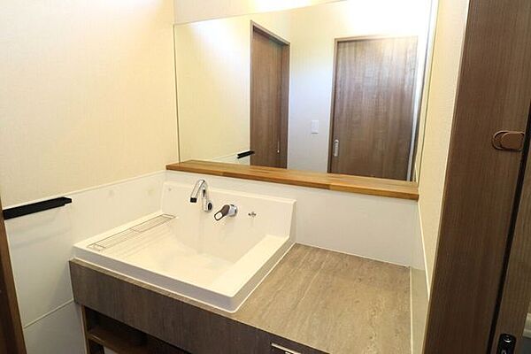 【洗面台】洗面室は造作でおしゃれな造り。鏡を大きくとってあるので家族で使用時間が重なっても大丈夫です