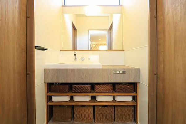【洗面台】洗面台下は収納になっており、収納豊富です！
