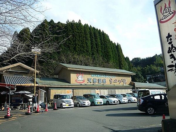 たぬき湯「山の気と川のオゾン」が感じられるたぬき湯のお湯は二つの源泉から湧き出るエメラルドグリーンのかけ流し。 1760m