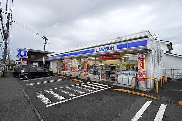 ローソン 鹿児島伊敷団地店【ローソン鹿児島伊敷団地店】飲食品、日用品を取扱うコンビニエンスストアー 1520m