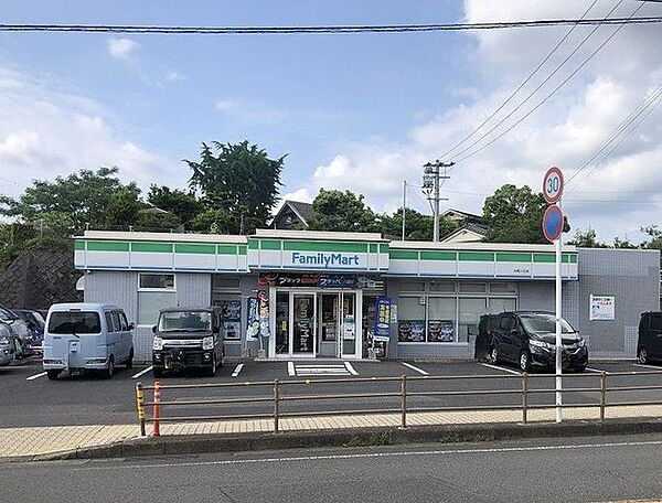 ファミリーマート 大明ヶ丘店 710m