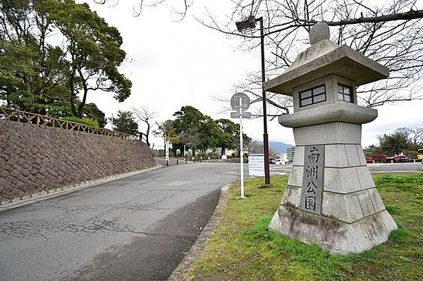 南洲公園【南洲公園】鹿児島市上竜尾町にある公園です公園内は竹公園や西郷南洲顕彰館、南洲墓地があります 740m
