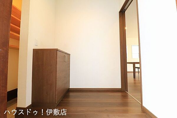 【玄関】玄関にはシューズボックスとシューズクローク付き