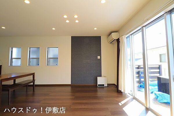 【リビング】TV線がある場所は落ち着きのあるアクセントクロス！