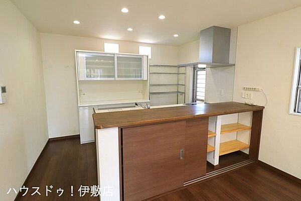 【キッチン】リビング側に収納がついており、収納豊富です
