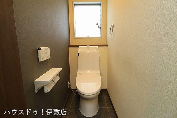 【1Fトイレ】ウォシュレット機能付きのトイレです