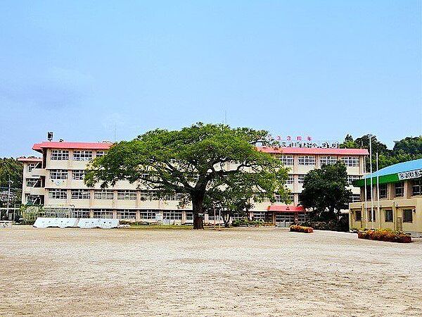 川上小学校【鹿児島市立川上小学校】は、川上町に位置する1883年創立の小学校です。令和3年度の生徒数は633人で、24クラスあります。 820m