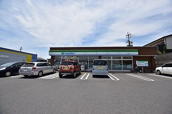 ファミリーマート花棚店【ファミリーマート花棚店】は、鹿児島市吉野2丁目28番14号に位置する県立養護学校入口交差点近くのコンビニエンスストアです。駐車場有、店内には鹿児島銀行のATMがあります…