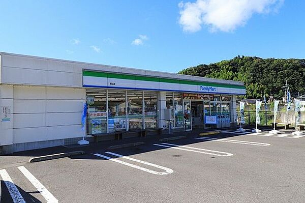 ファミリーマート郡山店[ファミリーマート郡山店]飲食品、日用品を取扱うコンビニエンスストアー 570m