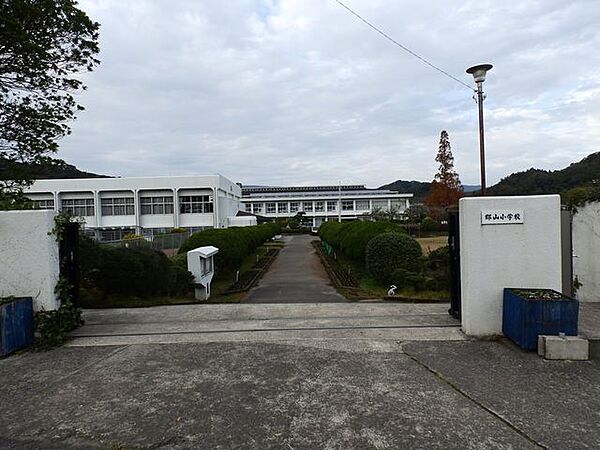 郡山小学校【鹿児島市立郡山小学校】は、郡山町に位置する1971年創立の小学校です。令和3年度の生徒数は244人で、12クラスあります。校訓は「峰越す虹の理想」です。 1250m