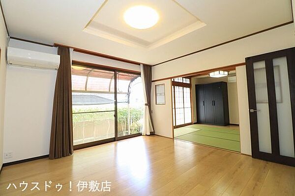 【リビング】南側から暖かい日差しが入るリビング！