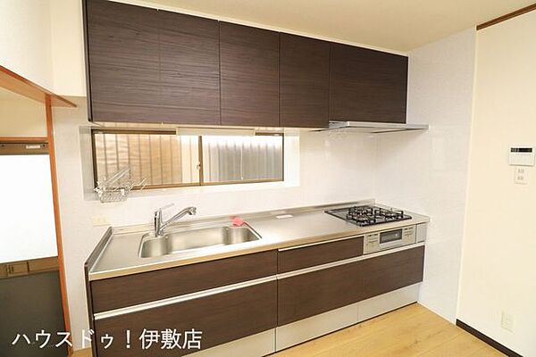 【キッチン】吊戸棚付きで収納豊富です！