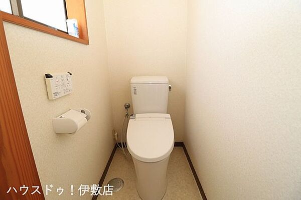 【2Fトイレ】2カ所に省エネ仕様のトイレ！2階から階段を降りなくてもいいので、お部屋からの移動が短縮できます。