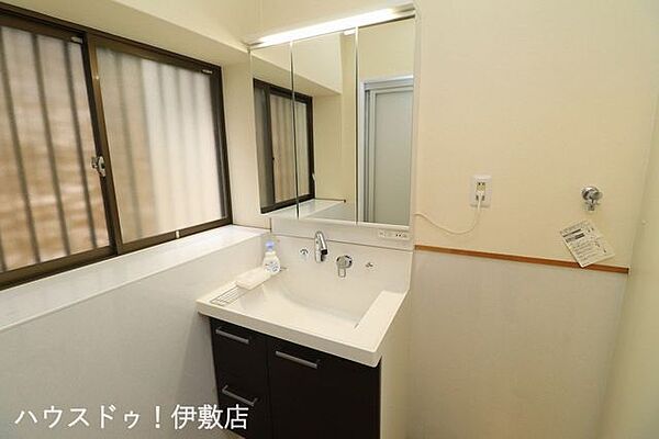 【洗面台】人気の3面鏡を採用しました。ミラー裏が収納になっているので、生活感を出さずに収納することが出来ます。