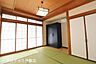 和室：【和室6帖】南側に窓があり、明るい和室です