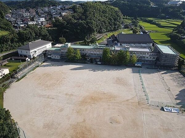 松元中学校【鹿児島市立松元中学校】は、上谷口町にある1947年開校の中学校です。生徒数は701人で、21クラスあります。校訓は「向学　進取　希望」です。 4660m