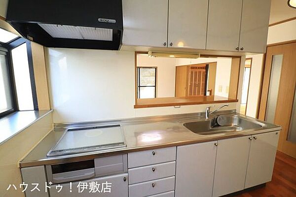 【キッチン】吊戸棚付きで収納豊富です！