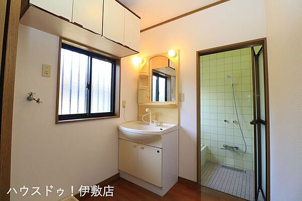 【洗面所】吊戸棚付きで収納豊富です！