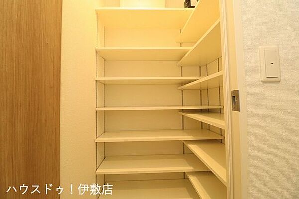 【シューズクローク】扉付きのシューズクロークで、生活感を出さずに収納可能です