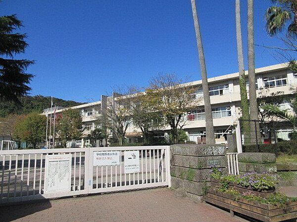 名山小学校【鹿児島市立名山小学校】は、山下町に位置する1878年創立の小学校です。令和3年度の生徒数は337人で、16クラスあります。校訓は「ゆたかな考え　ひろい心　すこやかな体」です。 600m
