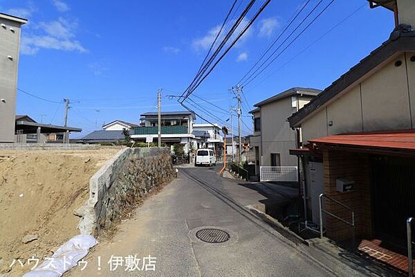 【前面道路】東側前面道路。幅員約4mの前面道路です。車がすれ違うには厳しい道幅ですが、車はスピードを抑えて走行するので、お子様にも安全な道幅となっています。