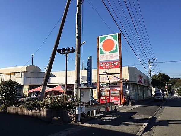 タイヨー西陵店【タイヨー西陵店】は、鹿児島市西陵6丁目21番15号に位置する西郷団地中央交差点近くのスーパーです。取扱品目は主に「生鮮食品・日配品・一般食品・日用雑貨・衣料品」です。駐車場がありま…
