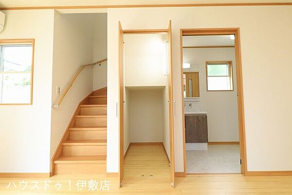 【リビング収納】照明付きの収納です！掃除機など1Fで使用するようなものを収納可能！扉付きの収納で生活感を出さずに収納可能です