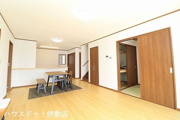 【リビング】リビング18帖と和室3帖の合わせて、21帖の広々空間！無垢材の床で気持ちがいいです