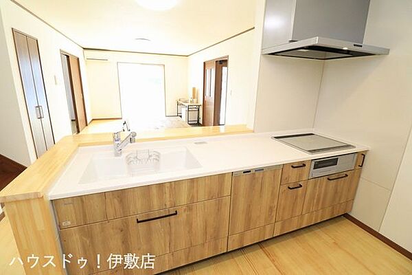 【キッチン】人造大理石のワークトップもゆとりがあり、お子様と一緒にお菓子作りも楽しめそうです。スライド収納は広々としているので大きなお鍋やこだわりの調理グッズもたくさん収納することができます。