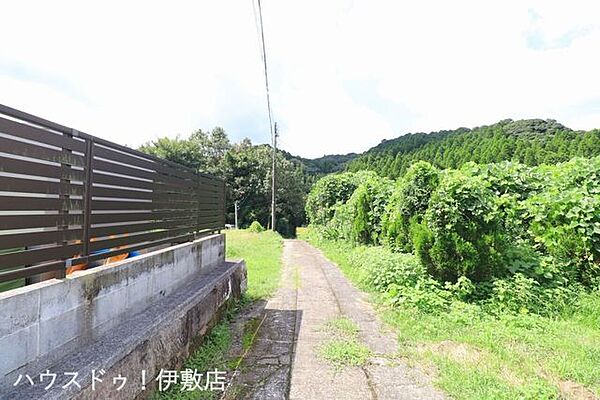 【前面道路】南側前面道路、交通量少な目です！