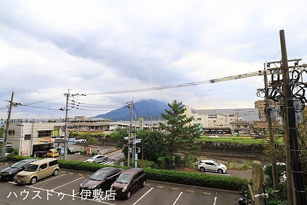 【眺望写真】バルコニーから桜島眺望可能です！桜島の四季を感じながら過ごせます