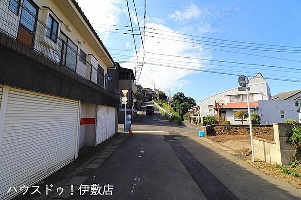 【前面道路】南側前面道路、西方面道路幅員約6.0ｍと離合も楽々