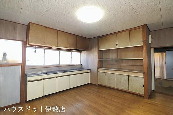 【ダイニングキッチン】収納付きのキッチン！収納が多いのはうれしいですね！※AIによる家具消し済