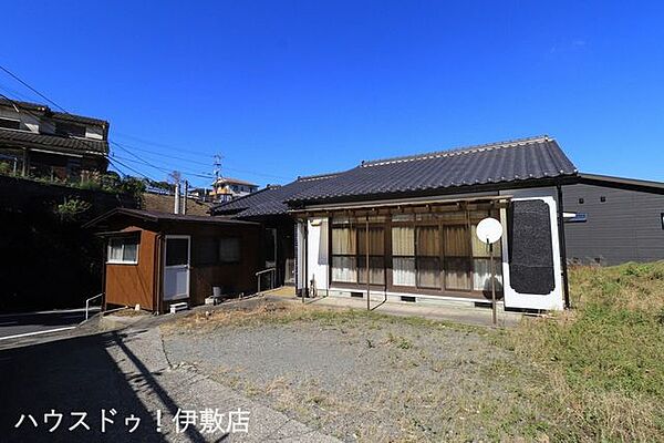 【外観写真】駐車場普通車2台可能です！茶色い外壁の方が事務所スペースの建物です！
