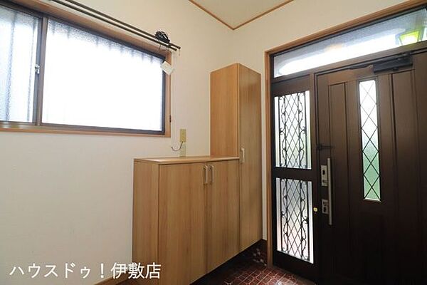 【玄関】玄関にはシューズボックス付。扉付で生活感を出さずに収納可能です