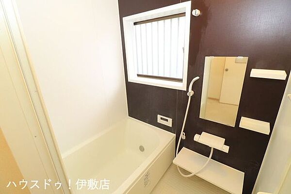 【浴室】シックな雰囲気のくつろぎスペースの浴室。