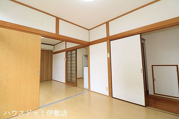 【洋室4.5帖×洋室6帖】1F洋室が続間となっており、広々空間。家族みんなでゆっくりとする場所としてもいかがでしょうか