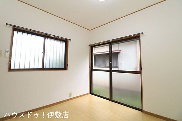 【洋室4.5帖】白を基調とした室内で清潔感と開放感があります