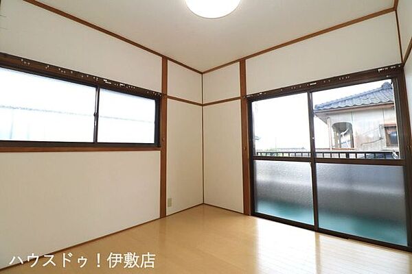 【2F洋室4.5帖】南西側と南東側に窓があり、一日を通して明るい洋室