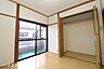 洋室：【2F洋室4.5帖】ハンガーパイプ付でかける収納が可能です