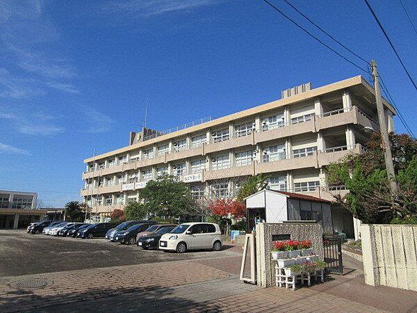 草牟田小学校【鹿児島市立草牟田小学校】は、城山2丁目に位置する1924年創立の小学校です。令和3年度の生徒数は482人で、20クラスあります。 650m