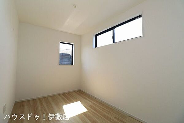 【洋室5.5帖】二面に窓があるため一日中安定した明るさが保てます。腰高窓なので家具の配置もしやすく模様替えも楽しめそうです。