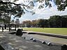周辺：中央公園天文館に近く、開放的な公園です。園内には芝生の広場や噴水などがあり、老若男女問わず憩いの場で、子どもたちが自由に遊んでいます。 600m