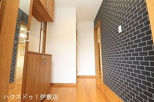【玄関】落ち着きがあり、ゆとりもある玄関。高さのあるシューズボックス付。家を出る前に全身をチェックできます