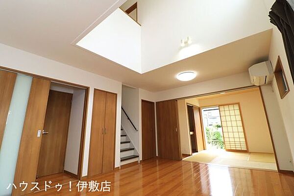 【リビング】2022年築と築浅物件で建物程度良好です