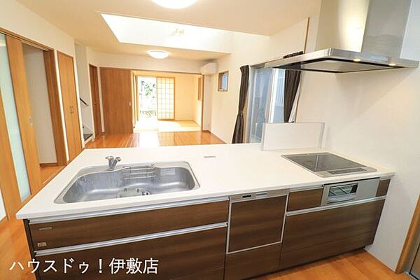 【キッチン】勝手口付で玄関を通らずにゴミ出しが可能です